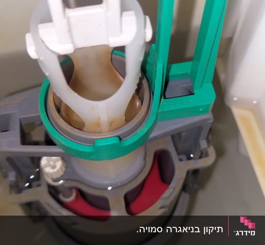 מנגנון פלסטיק של מיכל הדחה בשירותים